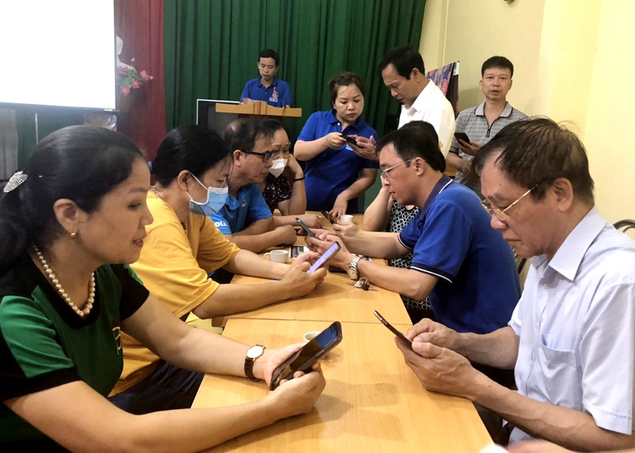 Người dân phường Minh Khai (thành phố Hà Giang) tạo tài khoản công trực tuyến.
