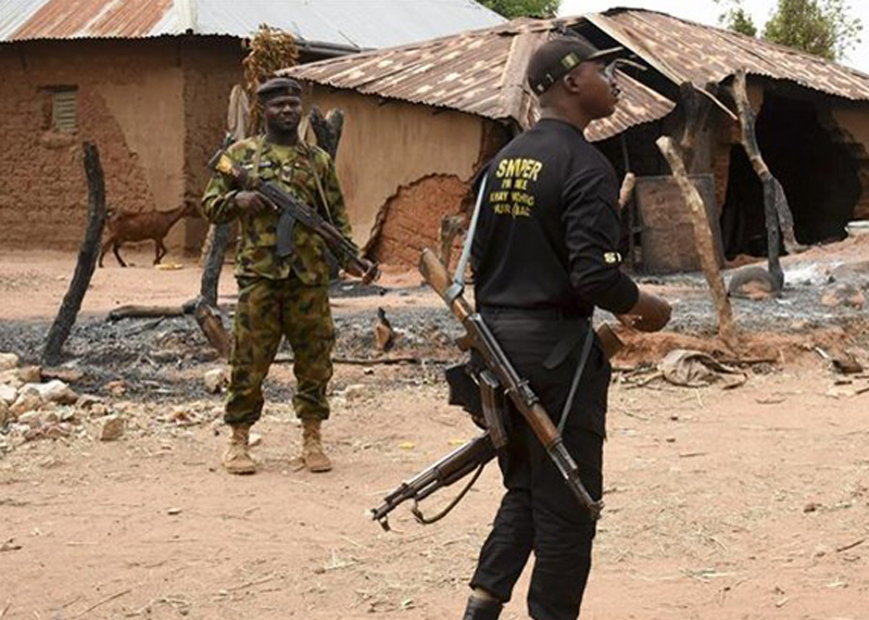 Nhân viên an ninh gác tại một ngôi làng sau vụ tấn công khủng bố ở Kukawa (Nigeria). 