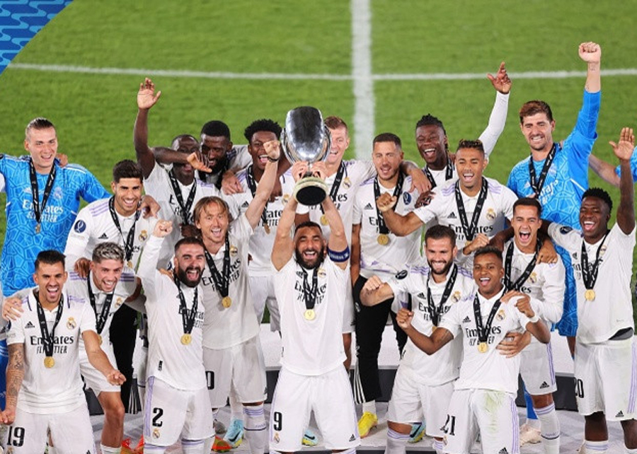 Benzema nâng cao danh hiệu cùng các đồng đội, sau khi đánh bại Frankfurt tối 10/8.