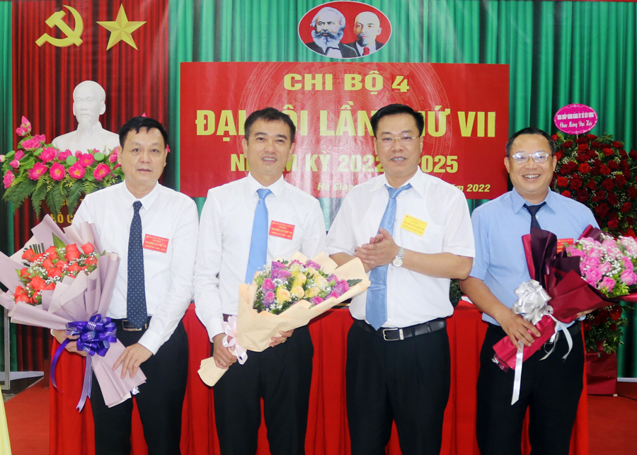 Lãnh đạo Đảng bộ Sở Xây dựng tặng hoa chúc mừng Chi uỷ Chi bộ 4 khoá mới
