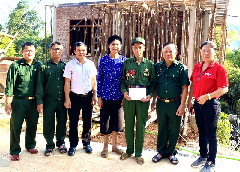Hội trao tiền hỗ trợ làm nhà cho cho nạn nhân chất độc da cam tại xã Đạo Đức, huyện Vị Xuyên.
