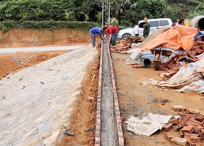 Xây dựng kênh mương dẫn nước phục vụ sản xuất cho người dân xã Vô Điếm (Bắc Quang).
