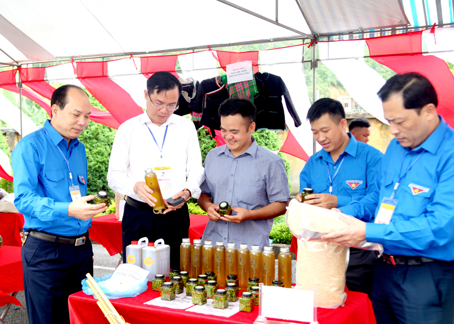 Các hợp tác xã trên địa bàn huyện Yên Minh tăng cường giới thiệu sản phẩm, xúc tiến thương mại.