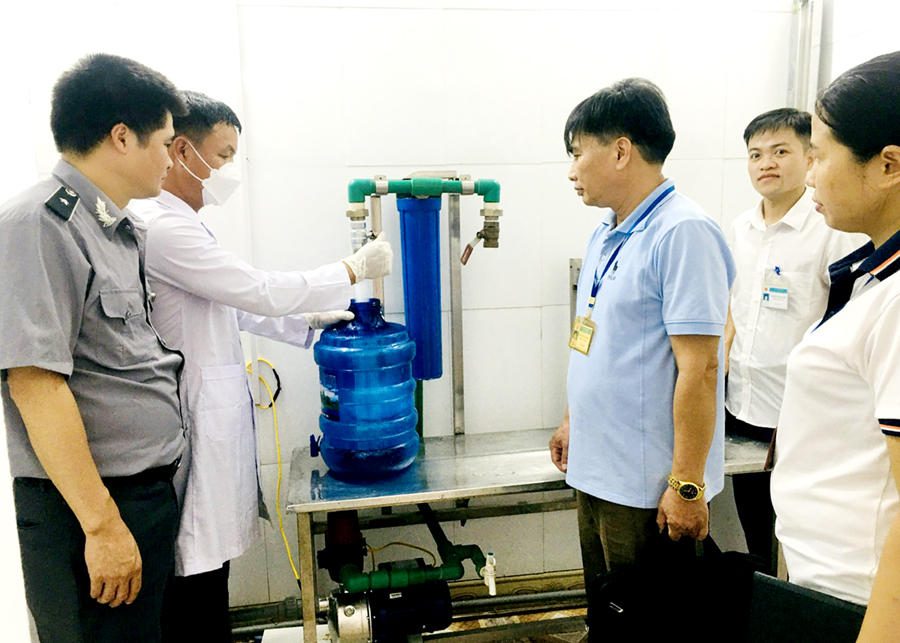 Đoàn kiểm tra liên ngành an toàn thực phẩm của tỉnh kiểm tra cơ sở sản xuất nước uống tại huyện Quang Bình.