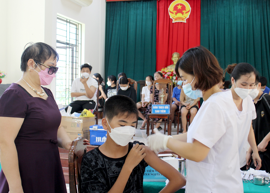 Cán bộ Trạm Y tế phường Nguyễn Trãi (thành phố Hà Giang) tiêm vắc xin phòng COVID-19 cho người dân.
