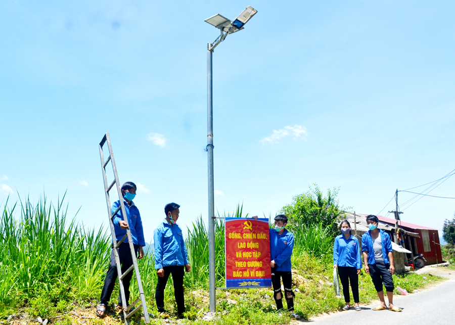 Tuổi trẻ xã Thượng Phùng lắp đặt khẩu hiệu tuyên truyền học tập và làm theo Bác Hồ trên tuyến đường trung tâm xã. 			Ảnh: TRẦN KẾ
