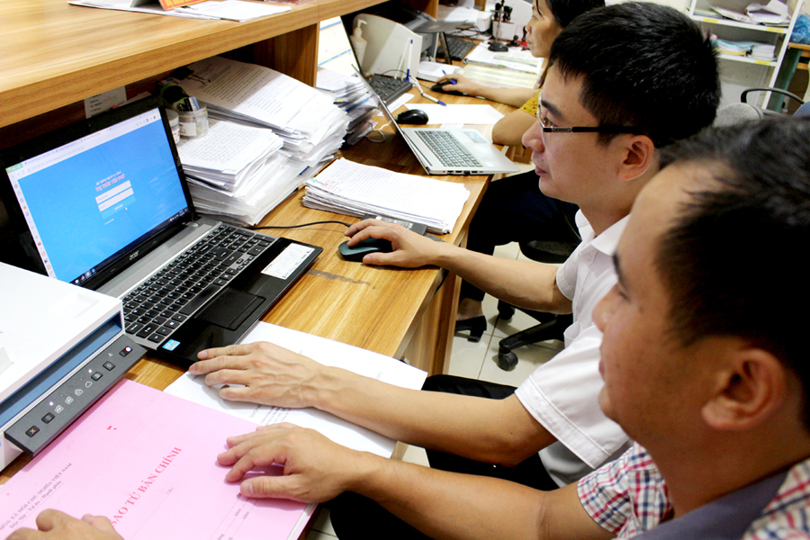 Cán bộ Sở Thông tin và Truyền thông hỗ trợ bộ phận một cửa thị trấn Yên Phú cập nhật dữ liệu lên Cổng dịch vụ công trực tuyến.