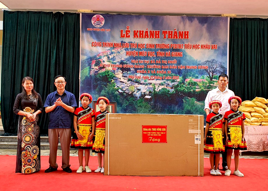 Chủ tịch HĐND tỉnh Thào Hồng Sơn trao quà cho nhà trường.

