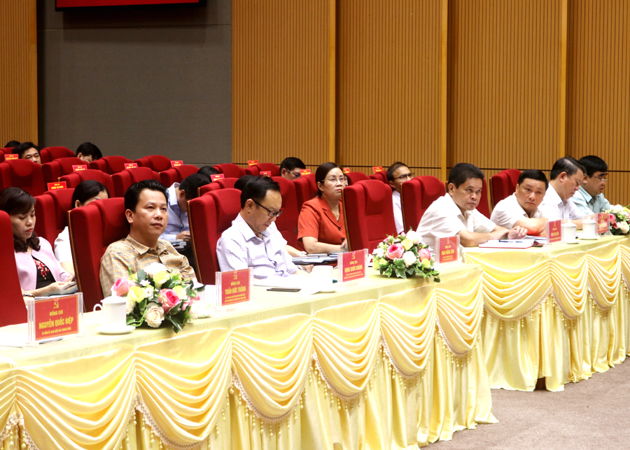 Bí thư Tỉnh ủy Đặng Quốc Khánh và các đồng chí lãnh đạo tỉnh tham dự hội nghị tập huấn.
