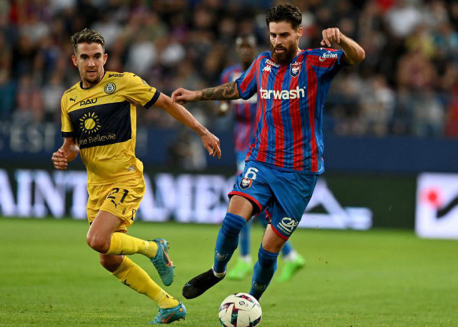 Beusnard của Pau FC (áo vàng) tranh chấp với Daubin trong trận hòa 1-1 tối 30/8.