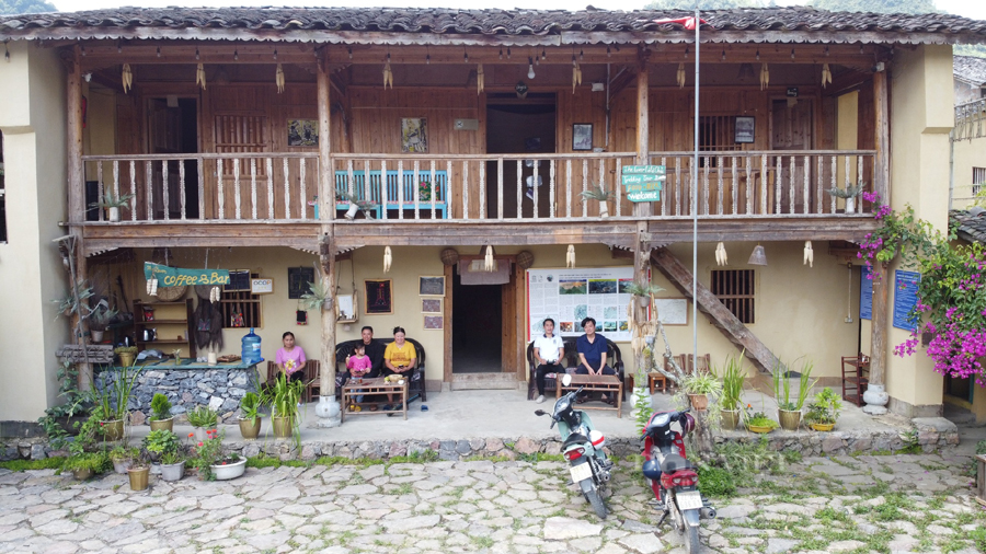 Vợ chồng anh Sình Dỉ Gai, thôn Lô Lô Chải, xã Lũng Cú, huyện Đồng Văn (Hà Giang) trò chuyện với chúng tôi về cách làm du lịch của người đồng bào Lô Lô. 