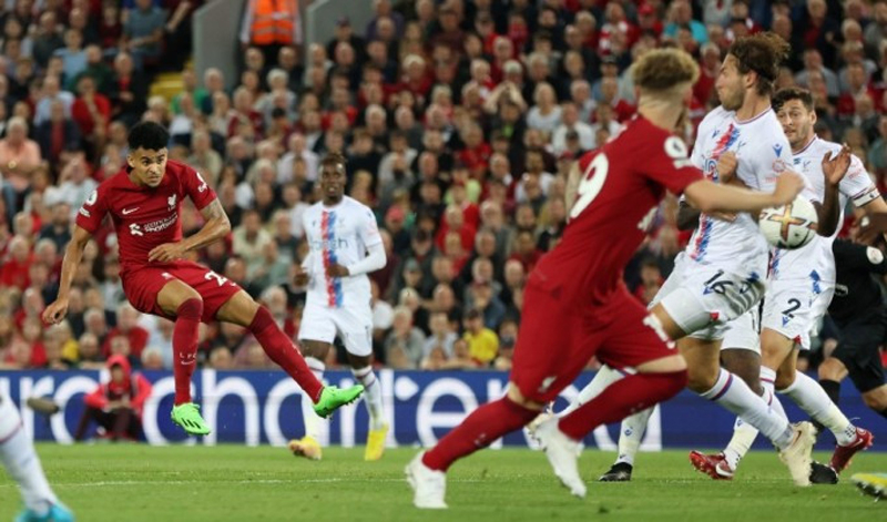 Siêu phẩm của Diaz giúp Liverpool tránh thất bại trong trận đầu tiên ở sân nhà tại Ngoại hạng Anh mùa này.