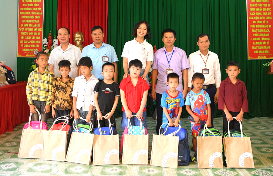 Hoa hậu Nông Thúy Hằng thăm và tặng quà cho gia đình có hoàn cảnh khó khăn tại xã Đồng Tâm, huyện Bắc Quang
