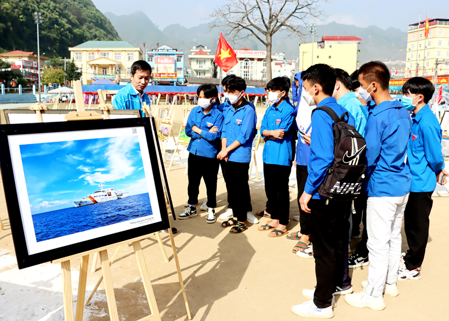 Huyện đoàn Mèo Vạc giáo dục truyền thống yêu nước cho đoàn viên, thanh niên thông qua triển lãm ảnh về biển đảo, quê hương.
