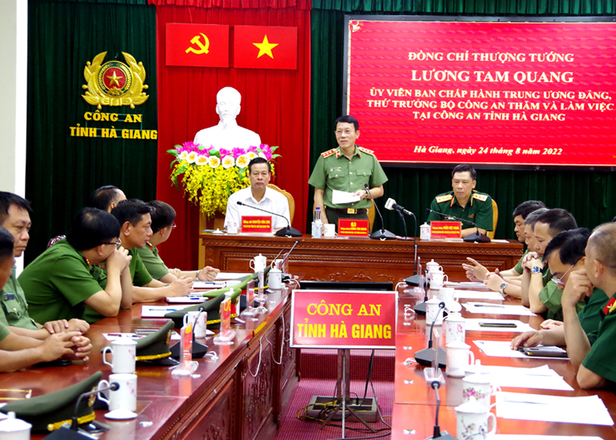 Thứ trưởng Bộ Công an Lương Tam Quang phát biểu tại buổi làm việc với Công an tỉnh.
