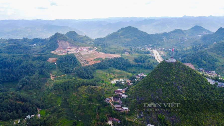 Bản Lô Lô Chải nằm nép mình dưới chân núi Rồng, cách Cột cờ Quốc gia Lũng Cú chỉ hơn 1km. Đây là nơi sinh sống, bám rễ của đồng bào dân tộc người Lô Lô, người Mông. 