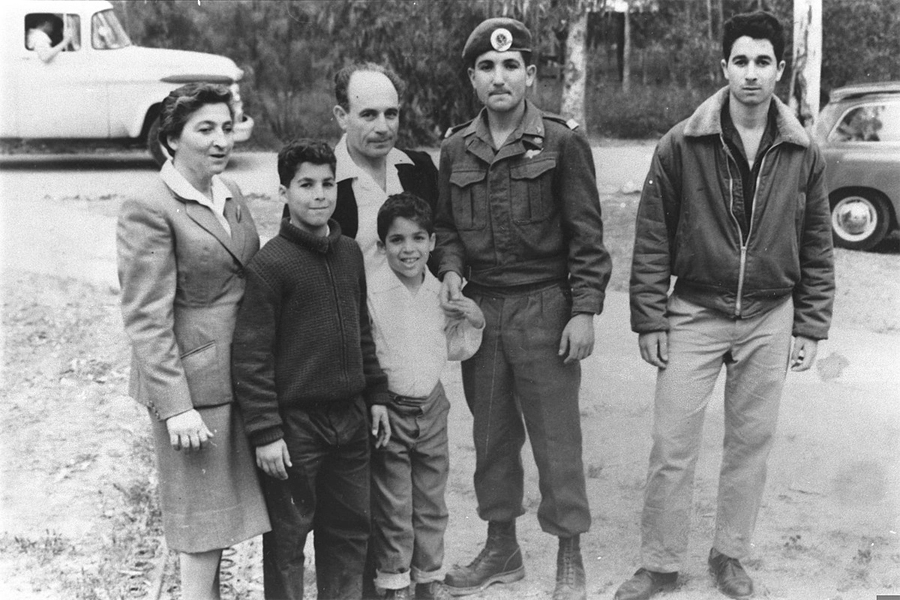 Ehud Barak (thứ hai từ phải sang) cùng gia đình vào năm 1966.
