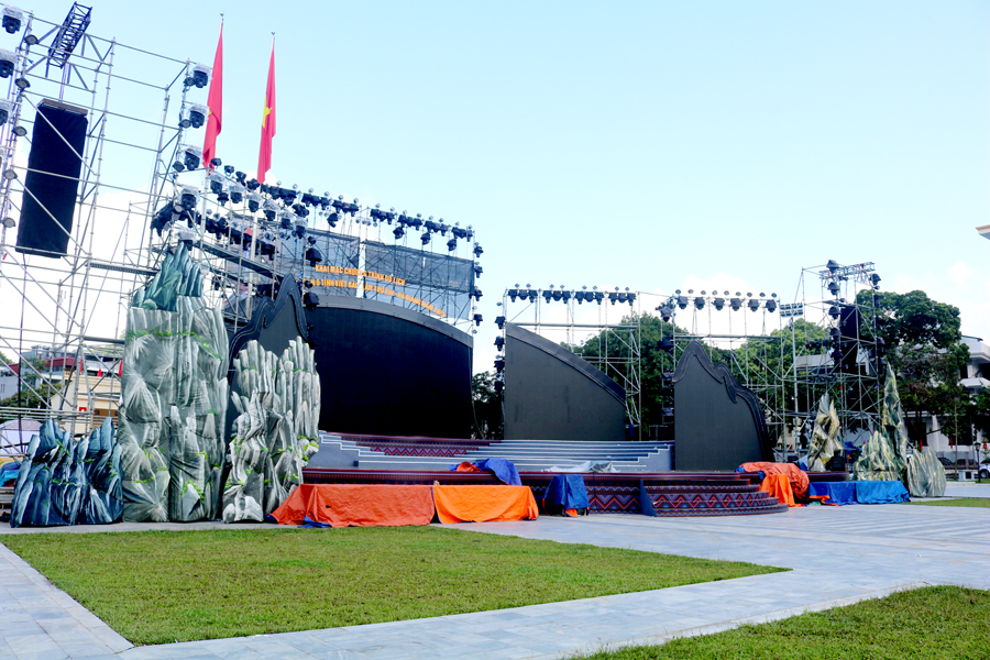 Sân khấu chính chương trình du lịch qua miền di sản 6 tỉnh Việt Bắc lần thứ XIII đang được hoàn tất.
									Ảnh: HOÀNG NGỌC