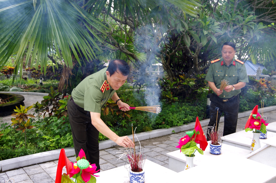 Thứ trưởng Bộ Công an Lương Tam Quang dâng hương phần mộ liệt sĩ tại Nghĩa trang Liệt sỹ Quốc gia huyện Vị Xuyên.
