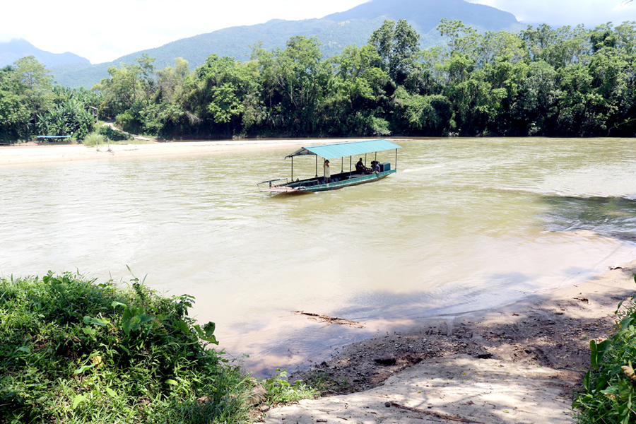 Do cầu bị lũ cuốn trôi, để vào được thôn Tân Tiến phải đi thuyền qua sông.
