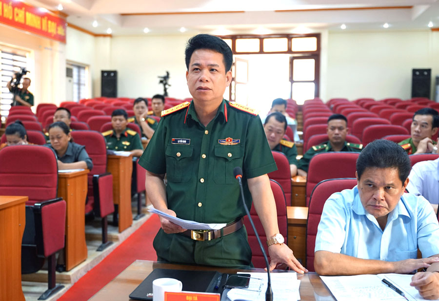 Chỉ huy trưởng Bộ CHQS tỉnh, đại tá Lại Tiến Giang thảo luận tại hội nghị.
