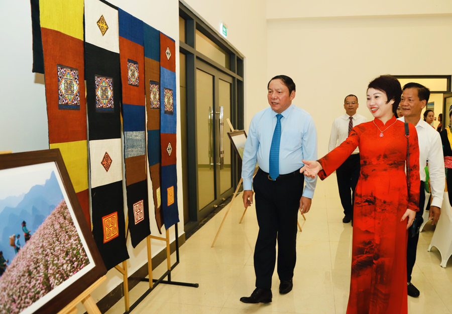 Bộ trưởng Bộ Văn hoá, Thể thao và Du lịch Nguyễn Văn Hùng tới dự Hội thảo
