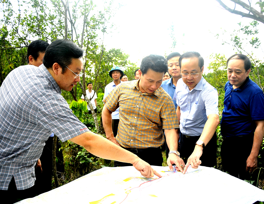 Bí thư Tỉnh ủy Đặng Quốc Khánh kiểm tra bản đồ điểm đầu nút giao thuộc địa bàn thôn Tự Lập, thị trấn Vĩnh Tuy.