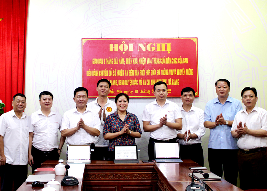 Lãnh đạo huyện Bắc Mê ký biên bản phối hợp với Sở Thông tin và Truyền thông và Viettel Hà Giang trong công tác chuyển đổi số.