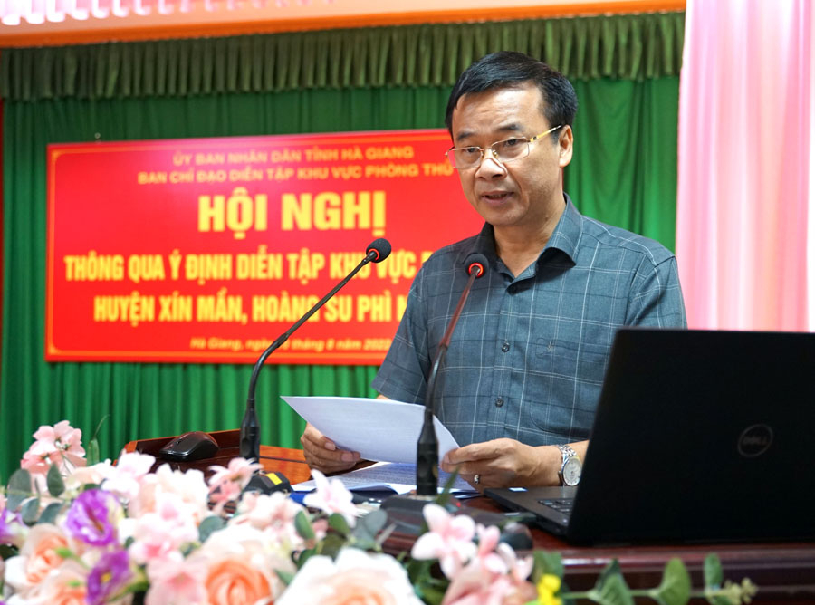 Bí thư Huyện ủy Xín Mần, Hoàng Nhị Sơn thảo luận tại hội nghị.
