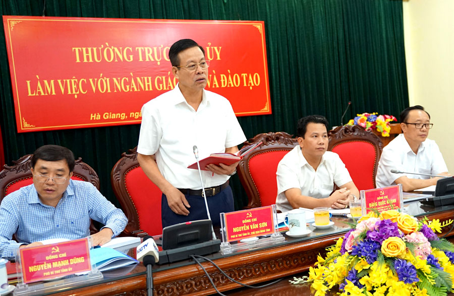 Phó Bí thư Tỉnh ủy, Chủ tịch UBND tỉnh Nguyễn Văn Sơn phát biểu tại buổi làm việc.
