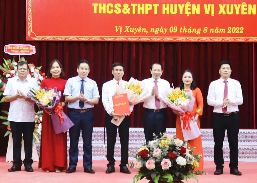 Đồng chí Trần Đức Quý, Phó Chủ tịch UBND tỉnh trao Quyết định thành lập Trường Phổ thông Dân tộc Nội trú – THCS và THPT huyện Vị Xuyên.