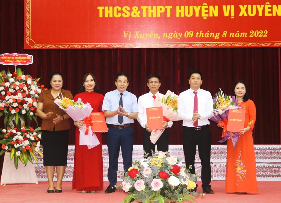 Đồng chí Nguyễn Thế Bình, Tỉnh ủy viên, Giám đốc Sở GD&ĐT trao Quyết định và tặng hoa chúc mừng các đồng chí được bổ nhiệm chức vụ quản lý nhà trường.
