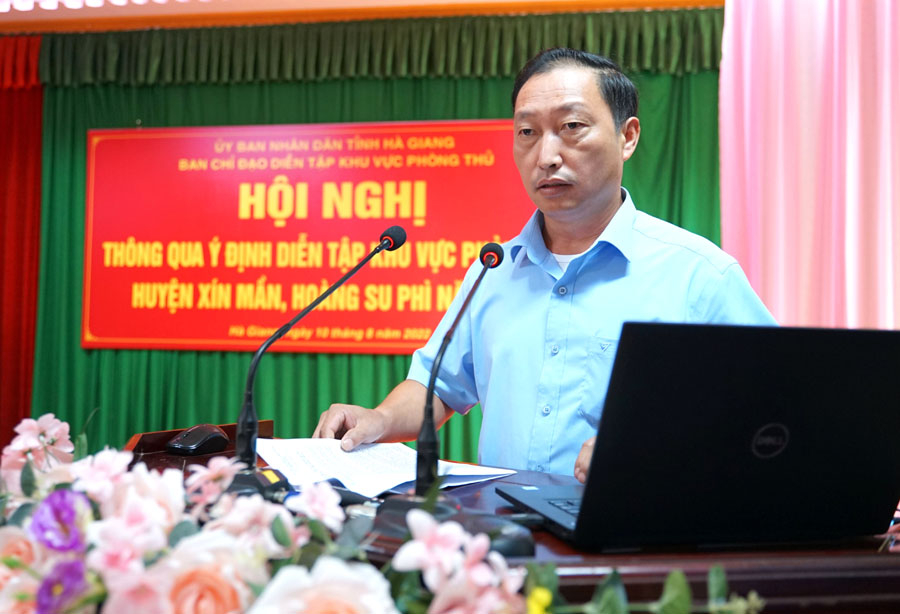 Bí thư Huyện ủy Hoàng Su Phì Vàng Đình Chiến, thảo luận tại hội nghị.
