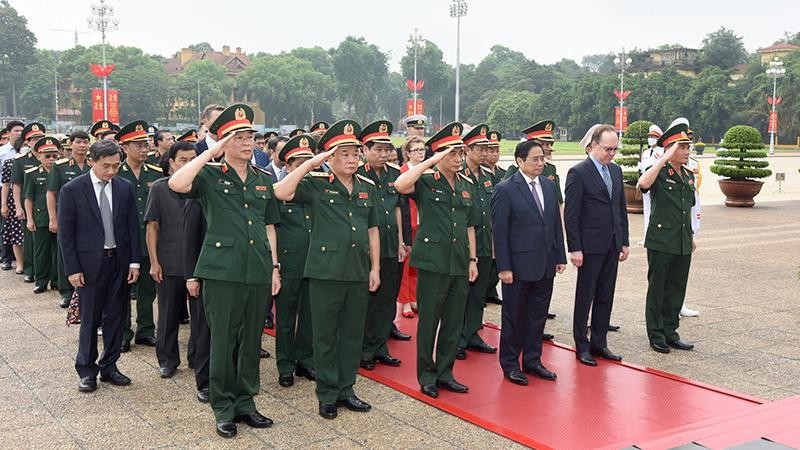 Thủ tướng Phạm Minh Chính vào Lăng viếng Chủ tịch Hồ Chí Minh.

