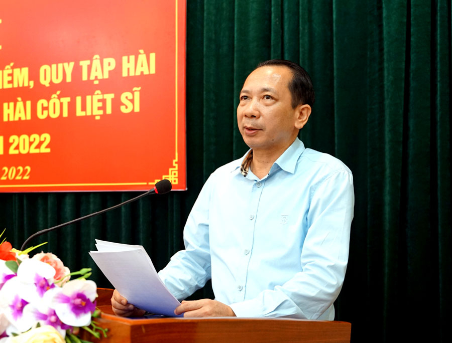 Phó Chủ tịch UBND tỉnh Trần Đức Quý báo cáo kết quả thực hiện nhiệm vụ tìm kiếm, quy tập HCLS và xác định danh tính HCLS còn thiếu thông tin của tỉnh trong thời gian qua.