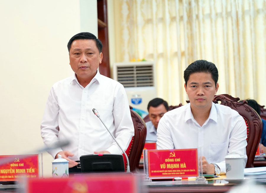 Trưởng ban Tổ chức Tỉnh ủy Nguyễn Minh Tiến thảo luận tại buổi làm việc.
