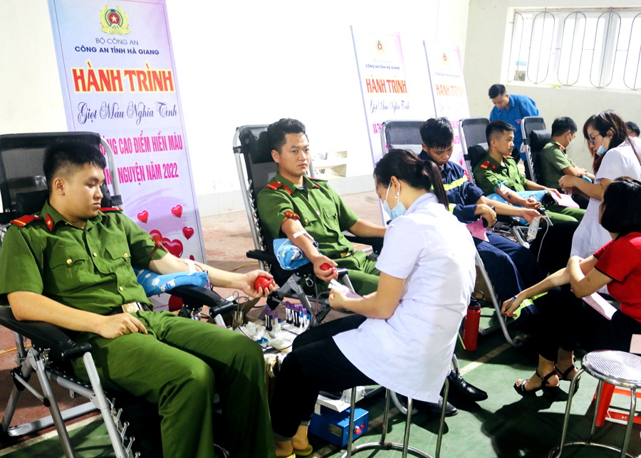 Cán bộ, chiến sỹ tham gia hiến máu tại chương trình
