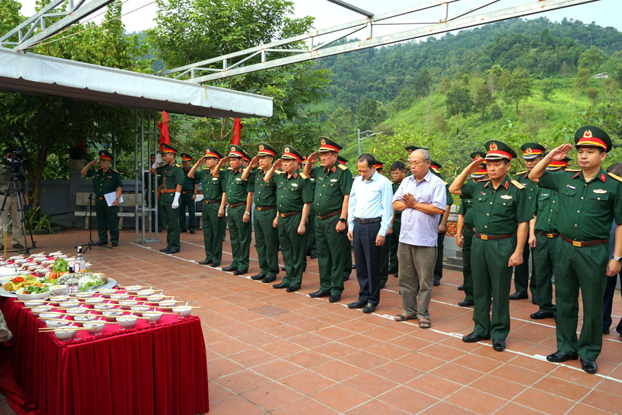 Thượng tướng Võ Minh Lương cùng đoàn công tác và các đồng chí lãnh đạo tỉnh dâng hương tưởng nhớ các Anh hùng liệt sỹ tại Đền thờ các Anh hùng liệt sỹ trên điểm cao 468.
