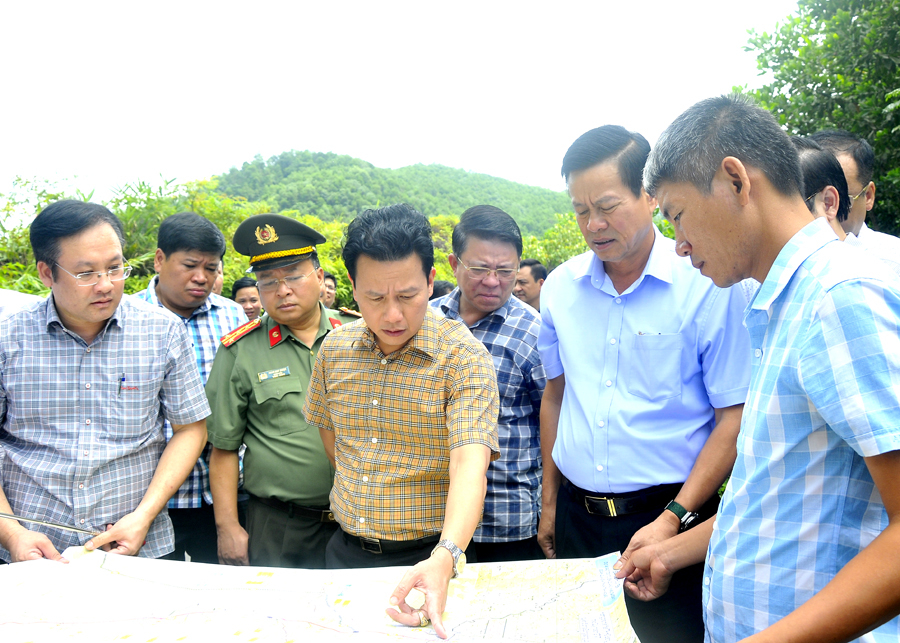 Bí thư Tỉnh ủy Đặng Quốc Khánh và Chủ tịch UBND tỉnh Nguyễn Văn Sơn kiểm tra bản đồ hướng tuyến cao tốc Tuyên Quang - Hà Giang.