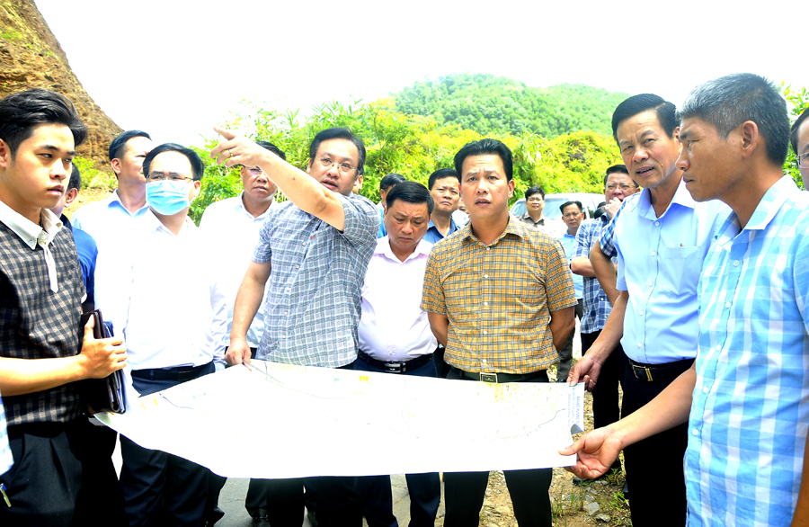 Bí thư Tỉnh ủy Đặng Quốc Khánh và Chủ tịch UBND tỉnh Nguyễn Văn Sơn kiểm tra bản đồ hướng tuyến cao tốc Tuyên Quang - Hà Giang.