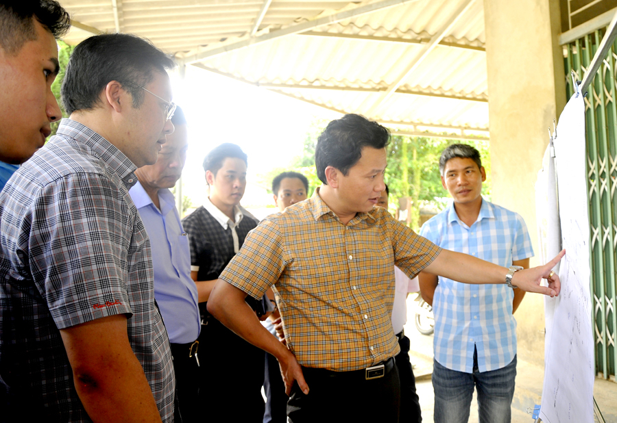 Bí thư Tỉnh ủy Đặng Quốc Khánh kiểm tra bản đồ nút giao cuối tuyến thuộc địa bàn xã Tân Quang.