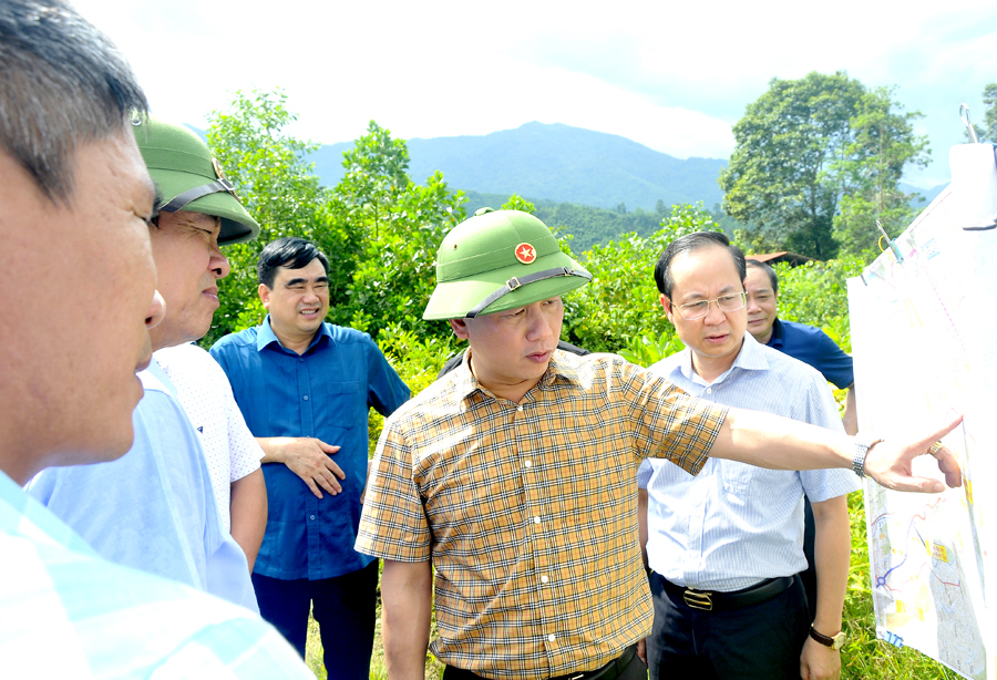 Bí thư Tỉnh ủy Đặng Quốc Khánh kiểm tra bản đồ nút giao thuộc địa bàn thôn Minh Thắng, xã Việt Vinh.