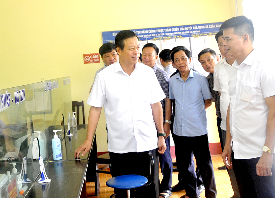 Chủ tịch UBND tỉnh Nguyễn Văn Sơn kiểm tra hoạt động của bộ phận một cửa xã Xuân Giang.