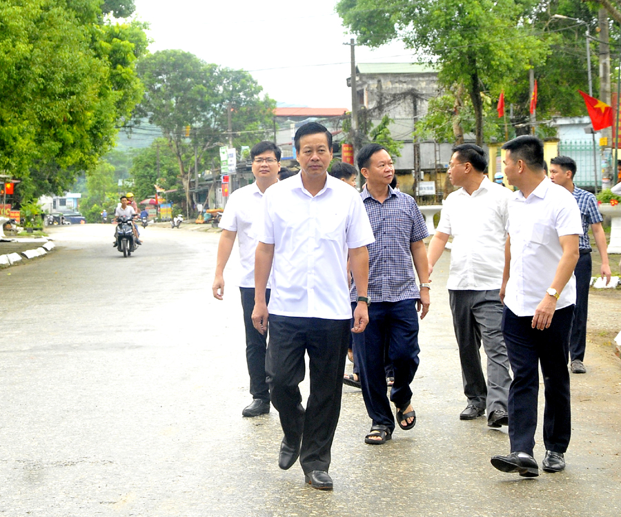 Chủ tịch UBND tỉnh Nguyễn Văn Sơn kiểm tra công tác xây dựng đô thị khu vực trung tâm xã Xuân Giang.
