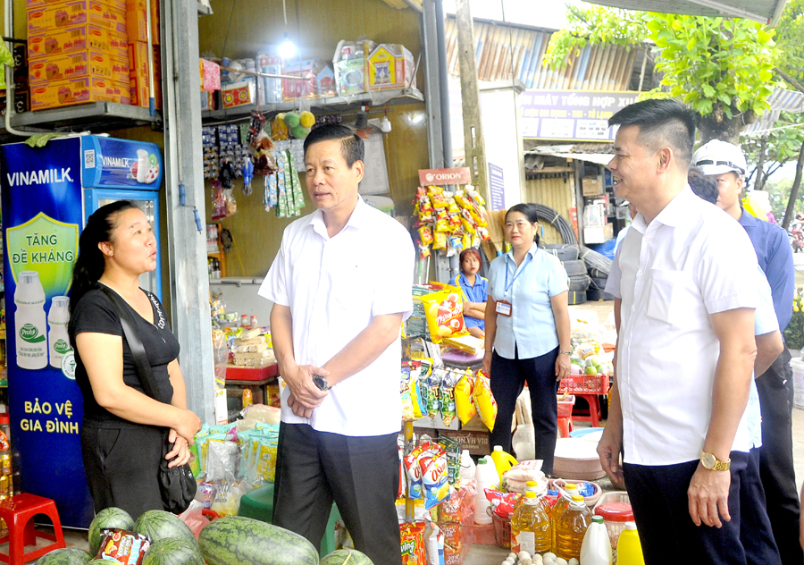 Chủ tịch UBND tỉnh Nguyễn Văn Sơn thăm hỏi, động viên hộ kinh doanh tại khu vực chợ Xuân Giang.

