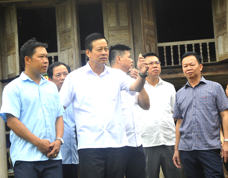 Chủ tịch UBND tỉnh Nguyễn Văn Sơn kiểm tra hoạt động của Làng văn hóa du lịch cộng đồng thôn Chì, xã Xuân Giang.
