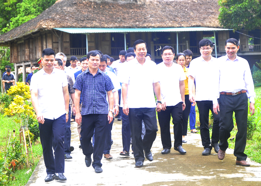 Chủ tịch UBND tỉnh Nguyễn Văn Sơn thăm các mô hình phát triển kinh tế của các hộ dân ở thôn Chì, xã Xuân Giang.