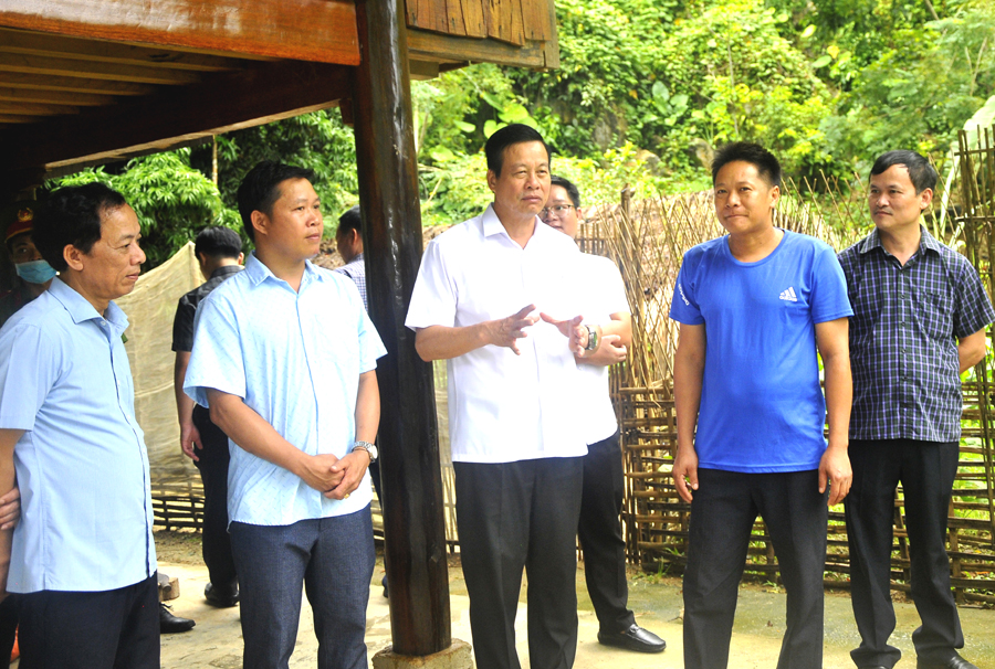 Chủ tịch UBND tỉnh Nguyễn Văn Sơn thăm hỏi, động viên gia đình anh Hoàng Văn Tỏa, thôn Chì, xã Xuân Giang.
