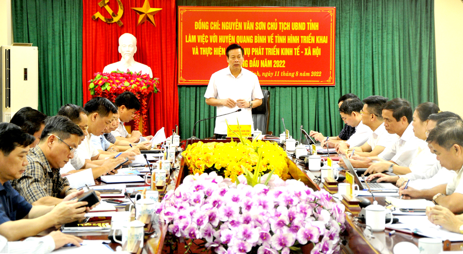 Chủ tịch UBND tỉnh Nguyễn Văn Sơn phát biểu tại buổi làm việc với BTV Huyện ủy Quang Bình.
