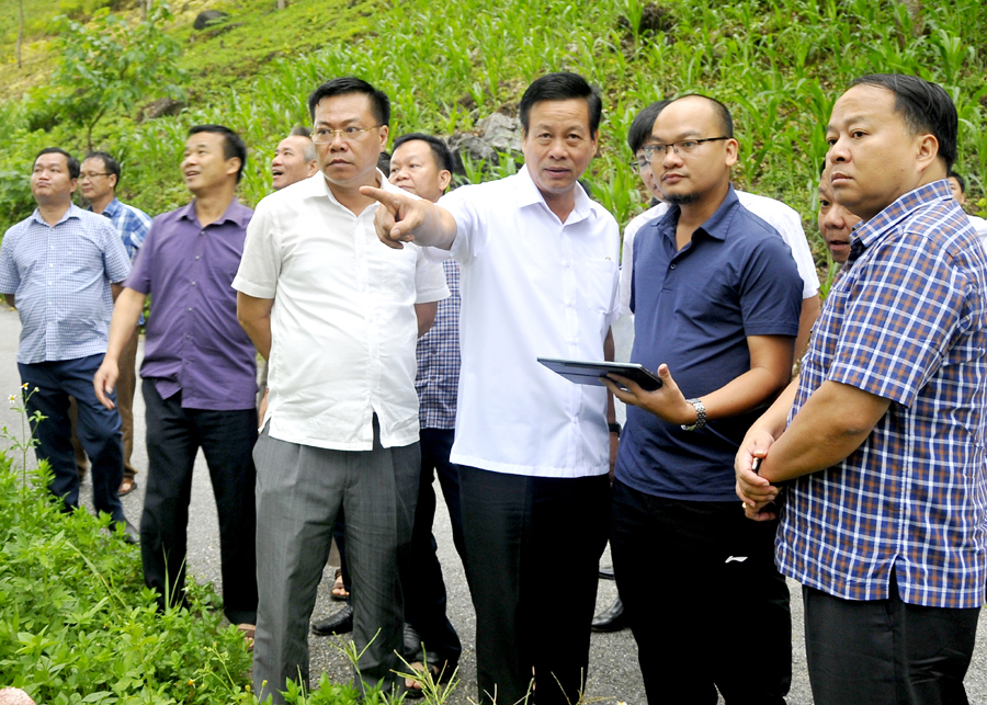 Chủ tịch UBND tỉnh Nguyễn Văn Sơn kiểm tra khu vực quy hoạch mở rộng trung tâm thị trấn Cốc Pài tại thôn Na Pan.